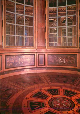 Interior de uma sala decorada — marcada R e M — editor não visível