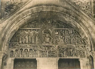 Portal esculturado da catedral — detalhe dos baixos-relevos — editor desconhecido