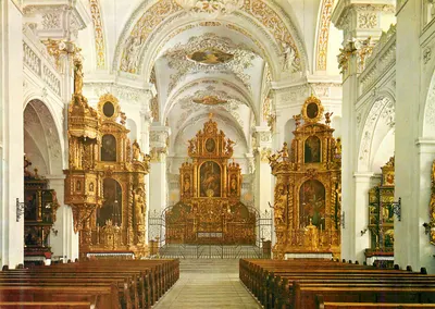 Interior de uma igreja barroca — ornamentos dourados e frescos — editor não visível