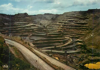 Mineração a céu aberto — taludes em degrau — editor IRIS