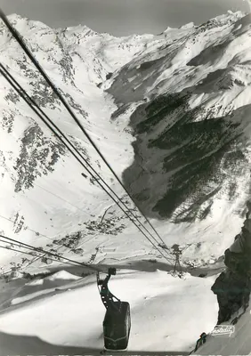 Vista de um teleférico — montanhas nevadas — editor Frostedit