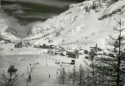 Vila de esqui na montanha — vista panorâmica — editor desconhecido