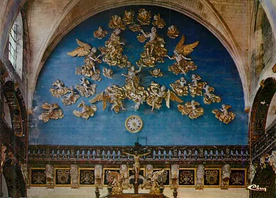 Interior da igreja — abóbada decorada com esculturas douradas — Cing
