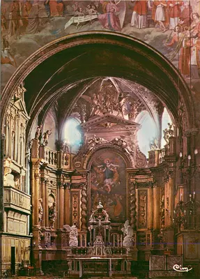 Interior da igreja — vista do altar e da abóbada pintada — editor Cim