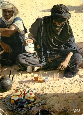 Dois homens com turbantes no deserto — preparação do chá — editor IRIS