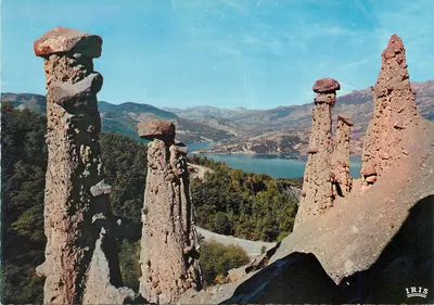 Formações rochosas de tipo 'castelo de pedra' — lago e montanhas em segundo plano — editor IRIS