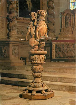Estatua de leão esculpido — igreja — editor não visível