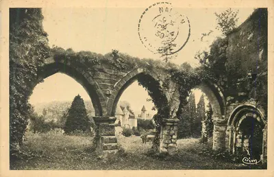 Ruínas de um ponte em Nantes — vista com castelo no fundo — Cim