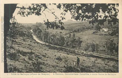 Vale do Berlinque (afluent do Aveyron) — no horizonte, Sanatório Fenaille, à direita Fazenda de Berlinque — Editor: Reproduções e Utilizações Comerciais, Saint-Clément-d'Aubignac