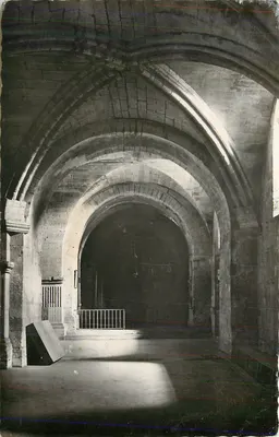 Interior de uma igreja gótica — abóbada com arcos — sem editor ou número visível