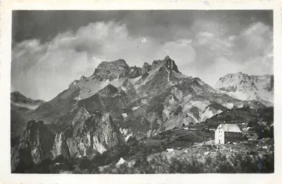 Montanha alpina — chalé isolado — editor desconhecido, número de série ilegível