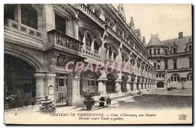 Château de Pierrefonds — Cour d'Honneur, une Galerie — JND