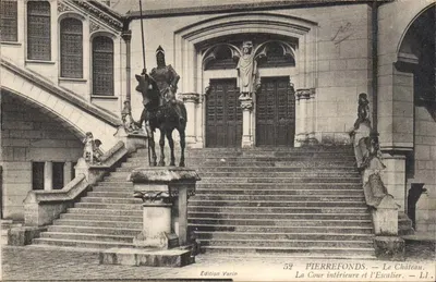 Pierrefonds — Le Château. La Cour intérieure et l'Escalier — Édition Varin, n° 52