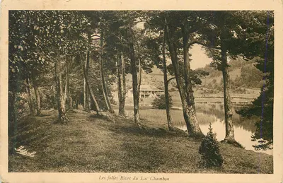 As Bonitas Riberas do Lago Chambon — vista florestal com casa à beira de um lago — editor J. Lébrade