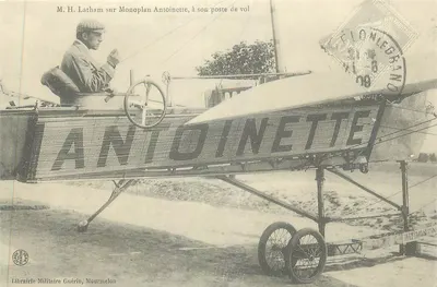 M. H. Latham sobre Monoplan Antoinette, em seu posto de voo — Librairie Militaire Guérin, Mourmelon