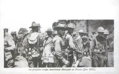 As primeiras tropas Americanas desembarcadas na França (Junho 1917) — texto impresso sob a imagem