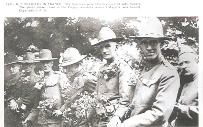 SOLDADOS DOS EUA NA FRANÇA — 1931 — no cemitério de Picpus onde Lafayette foi enterrado — Copyright I. F. S.