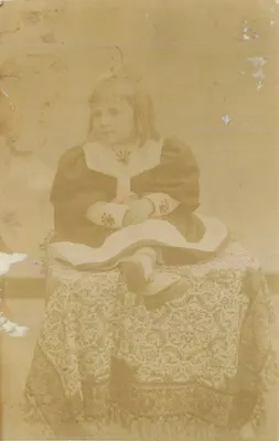 Niña con vestido de cuello blanco — época XIX