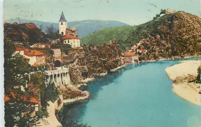 Visão do ponte e da igreja nos Gorges da rio — Editor não identificável