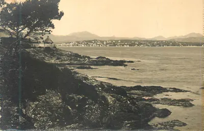 Vista da costa — Cabana sobre rochedos — Editor não identificável