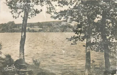 Lago de Émela — vista a partir das árvores — Éméléa