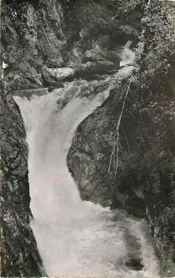 Cachoeira em um cânion — editor não identificável