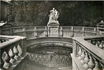 Fonte da Mausolelle — Paris — editor desconhecido, número de série não visível