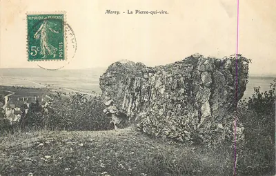 Morey - A Pierre-qui-vire — vista panorâmica com rocha e aldeia no fundo