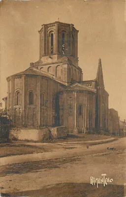 Igreja de Ramuntcho — vista do edifício com seu campanário e sua entrada — editor Ramuntocho