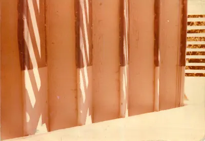 Parede de chapa ondulada — sombras de persianas — vista ensolarada