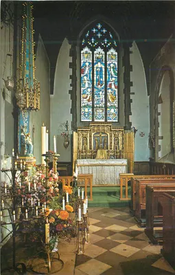 Interior de uma igreja — vitrais e altar — editor não visível