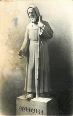 Estátua de Santa Maria — detalhe da base — editor e número de série ilegíveis