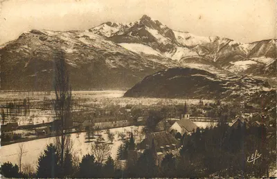 Vila nevada aos pés das montanhas — Editor 'Elfe' — número de série não legível