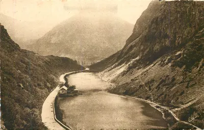 Vista do lago de montanha — estrada serpenteando entre falésias — Editor: E. Lefèvre