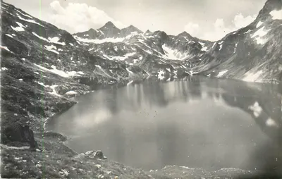 Lago de montanha nevado — paisagem alpina — editor não identificável