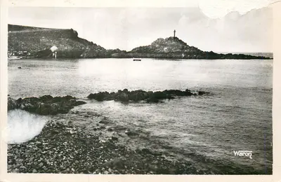 Waron — Vista do farol e da cruz na ilha — Waron