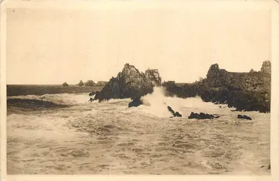 Costa rochosa — ondas quebrando nas rochas — editor não identificado