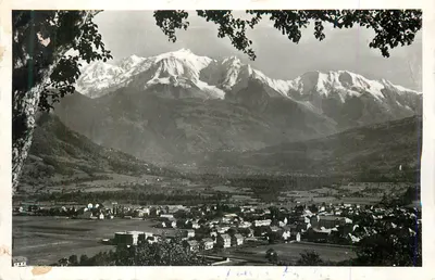 Vila na várzea — montanhas nevadas em segundo plano — vista tirada de uma árvore