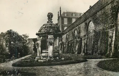 Fonte com colunas — Jardim de um castelo — Editor não visível
