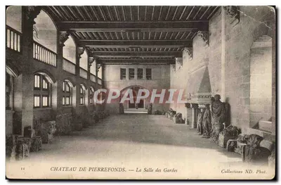 Zamek Pierrefonds — Sala Strażników — Collections ND. Phot.