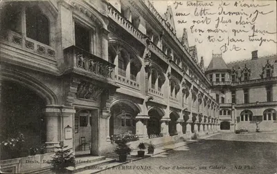 Zamek PIERREFONDS — Dziedziniec, galeria — J. Denis, wydawca, Pierrefonds