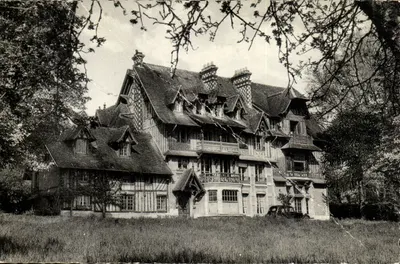 Castelo de estilo tradicional — Vista panorâmica — Les Éditions ARIIX, Paris (12)