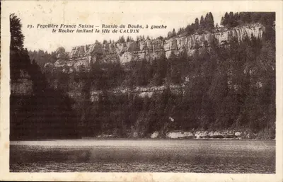Fronteira Franco-Suíça — Bassin do Doubs, à esquerda o Rocher imitando a cabeça de CALVIN — Maison Tille