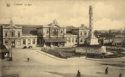 Louvain La Gare — vue de la gare et du monument — éditeur N. Lais, n° de série non visible