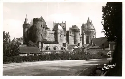 Vitré - O Castelo de Vitré — visto da estrada de Rennes — Edições Nozaïs-Tenue-Roughaud