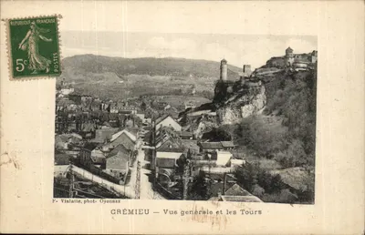 Crémieu — Vista geral e as Torres — F. Vialatte, fot. Oyonnax