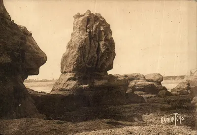 Rochers de Vallières — Environs de Royan — Édition artistique R. Bergelin, interd. 10819