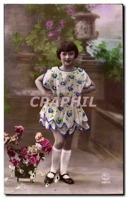 Niña en vestido con estampado — estudio — 2872