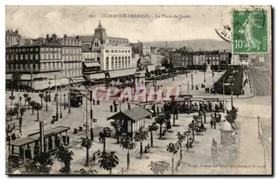 Clermont-Ferrand - A Praça de Jaude — vista panorâmica com monumento central e trêmio — editor Bougé, n°600