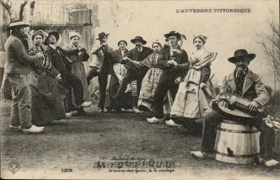 Dança no vilarejo — A Auvergne pitoresca — editor V.D.C. n° 1203